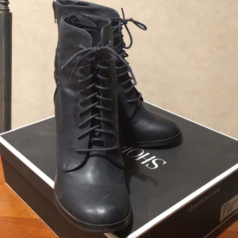 🔥☄️🔥🔥NWT SHOEMINT  Navy Leather Lace-Up Booties…